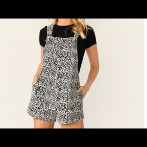 SHEIN Black and White V-back Slant Pocket Leopard Print Pinafore Rompers